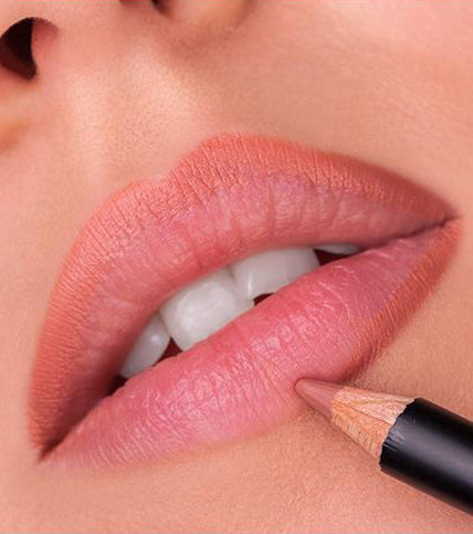 Image of model showing shades of Graphic Lips (Bit Of Danger)