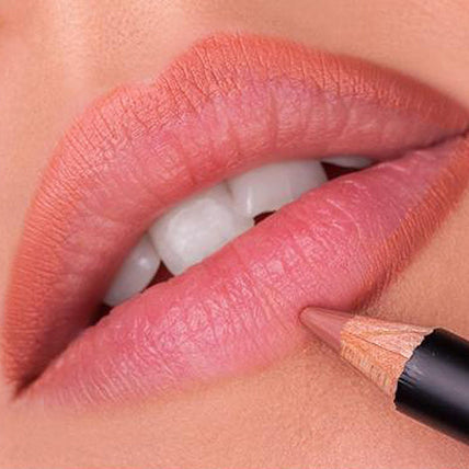 Image of model showing shades of Graphic Lips (Poppy Fields)