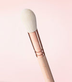 105 LUXE HIGHLIGHT BRUSH (ROSE GOLDEN VOL. 2) Preview Image 3