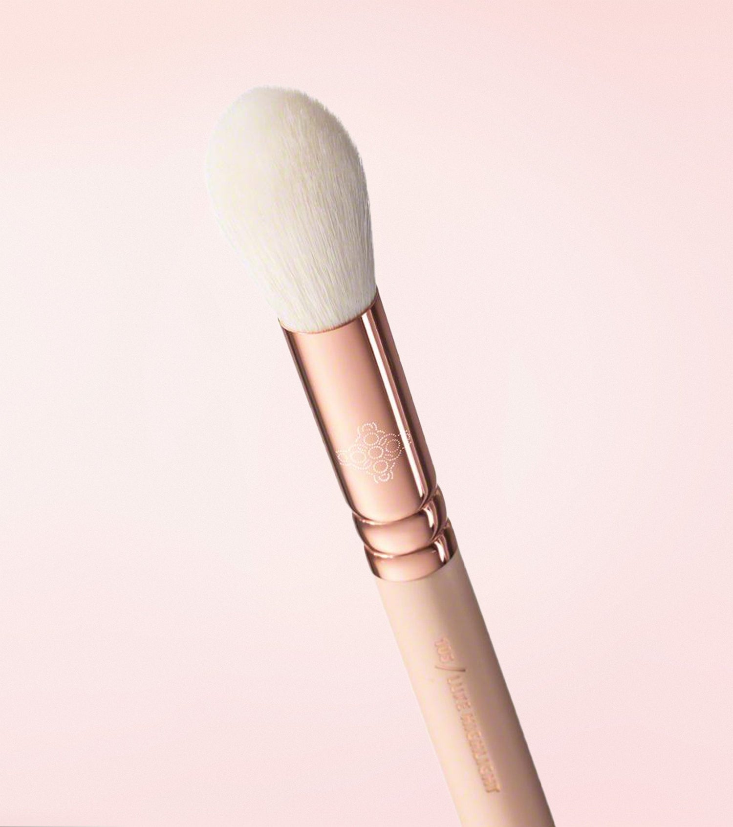 105 LUXE HIGHLIGHT BRUSH (ROSE GOLDEN VOL. 2) Main Image featured