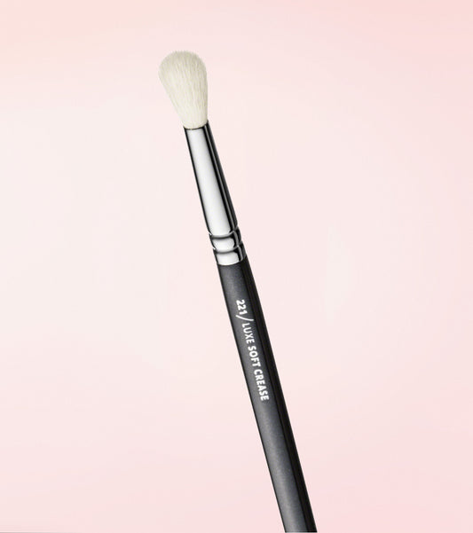 221 Luxe Soft Crease Brush