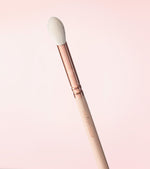 228 LUXE CREASE BRUSH (ROSE GOLDEN VOL. 2) Preview Image 3