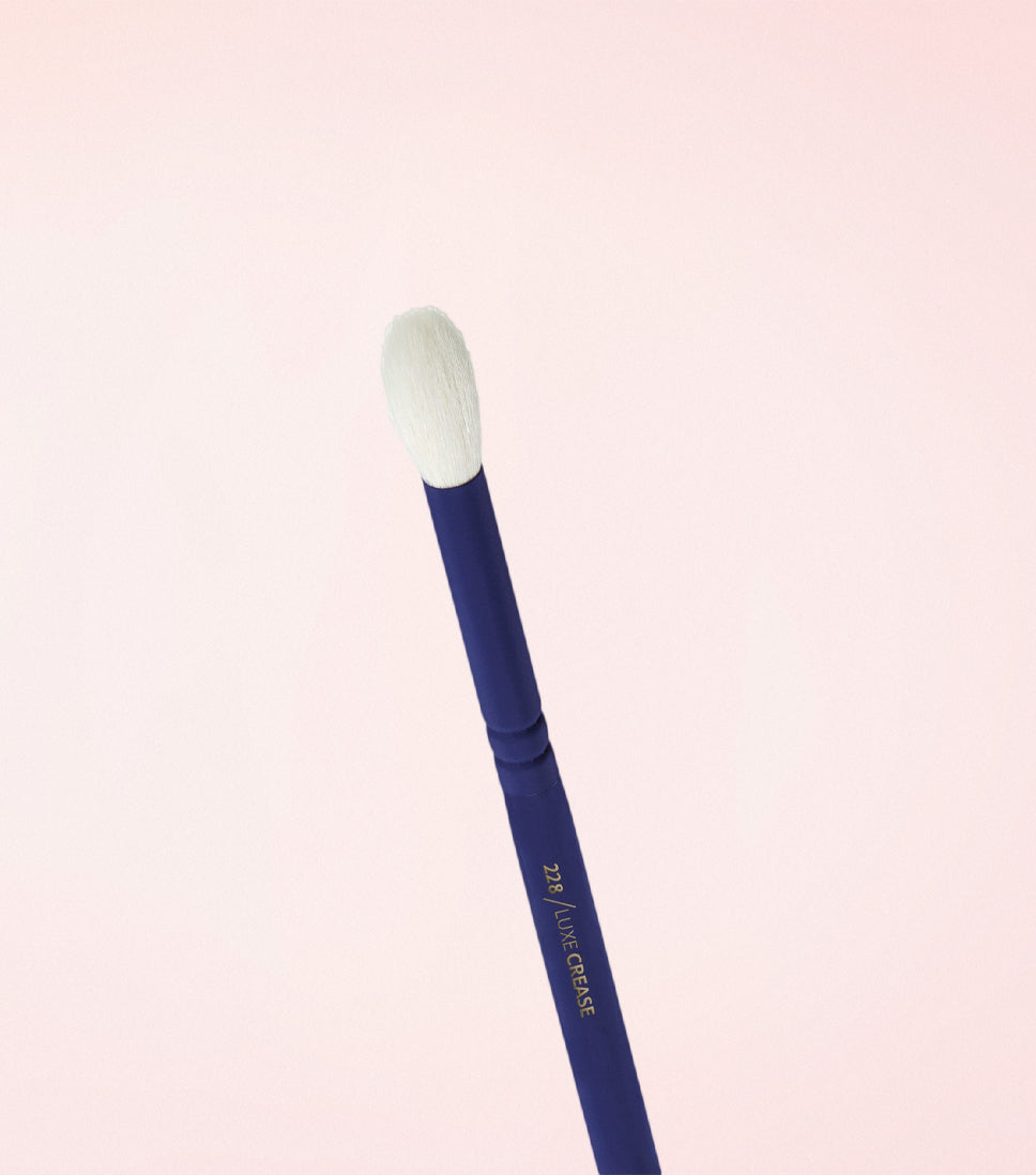 228 LUXE CREASE BRUSH (PREMIERE EDITION) Expanded Image 2